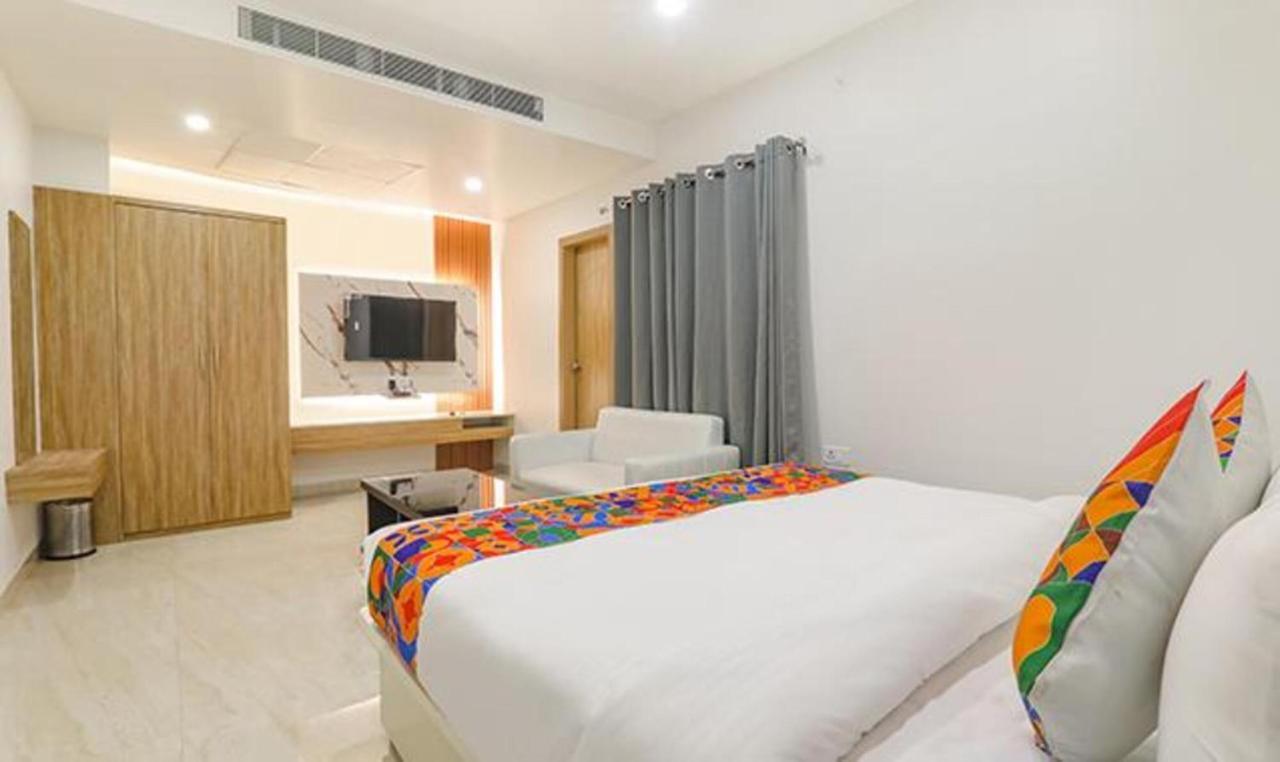 Fabhotel Golf Inn Golf Course Road 古尔冈 外观 照片